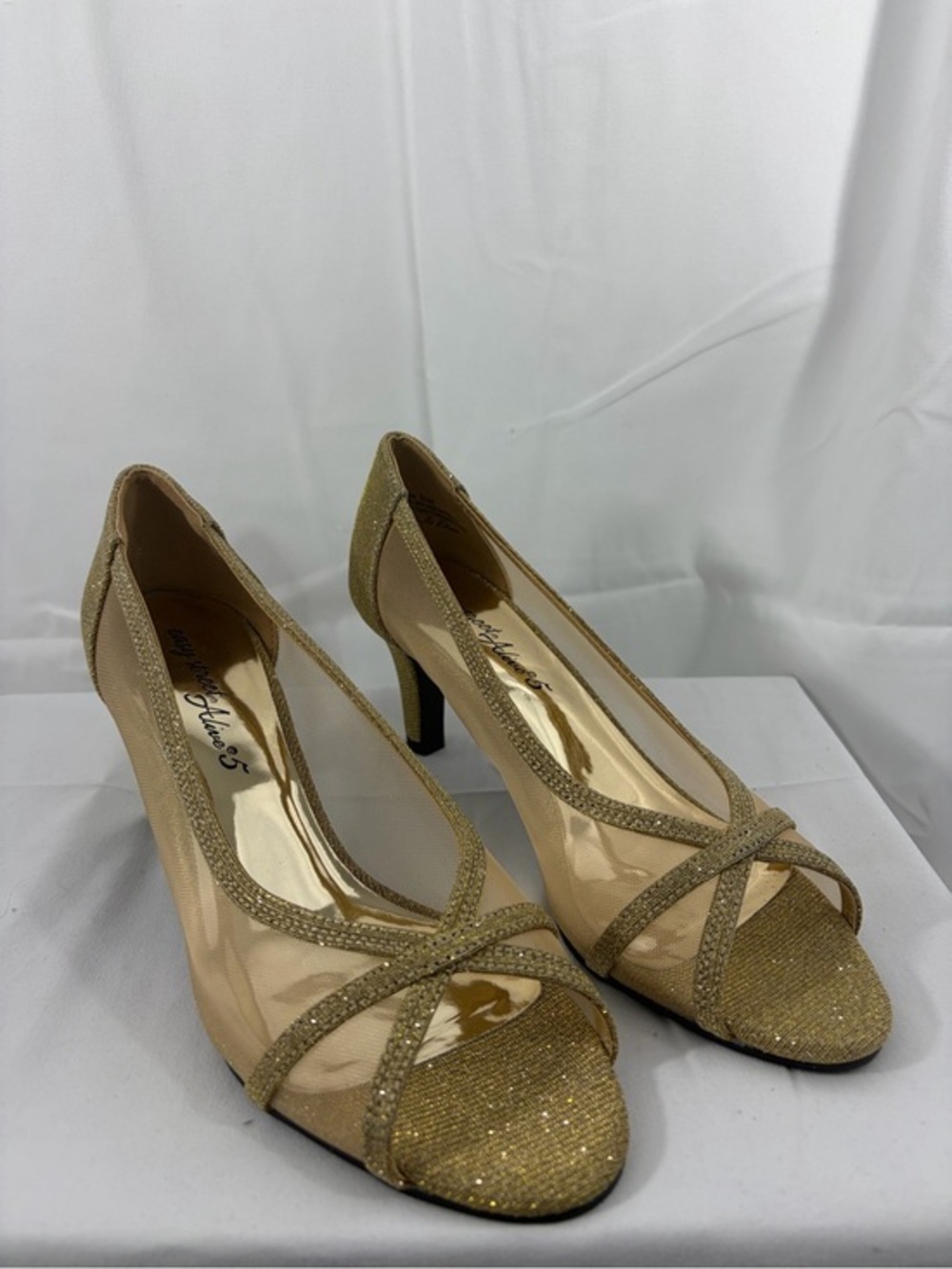 NWT Easy Street Women’s Size 9.5 Sparkly Gold Mesh Pump Heels